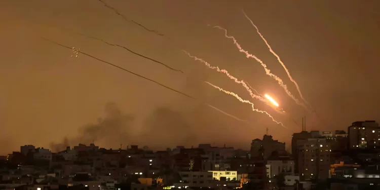 Ataque de cohetes desde Gaza hiere a seis en Israel