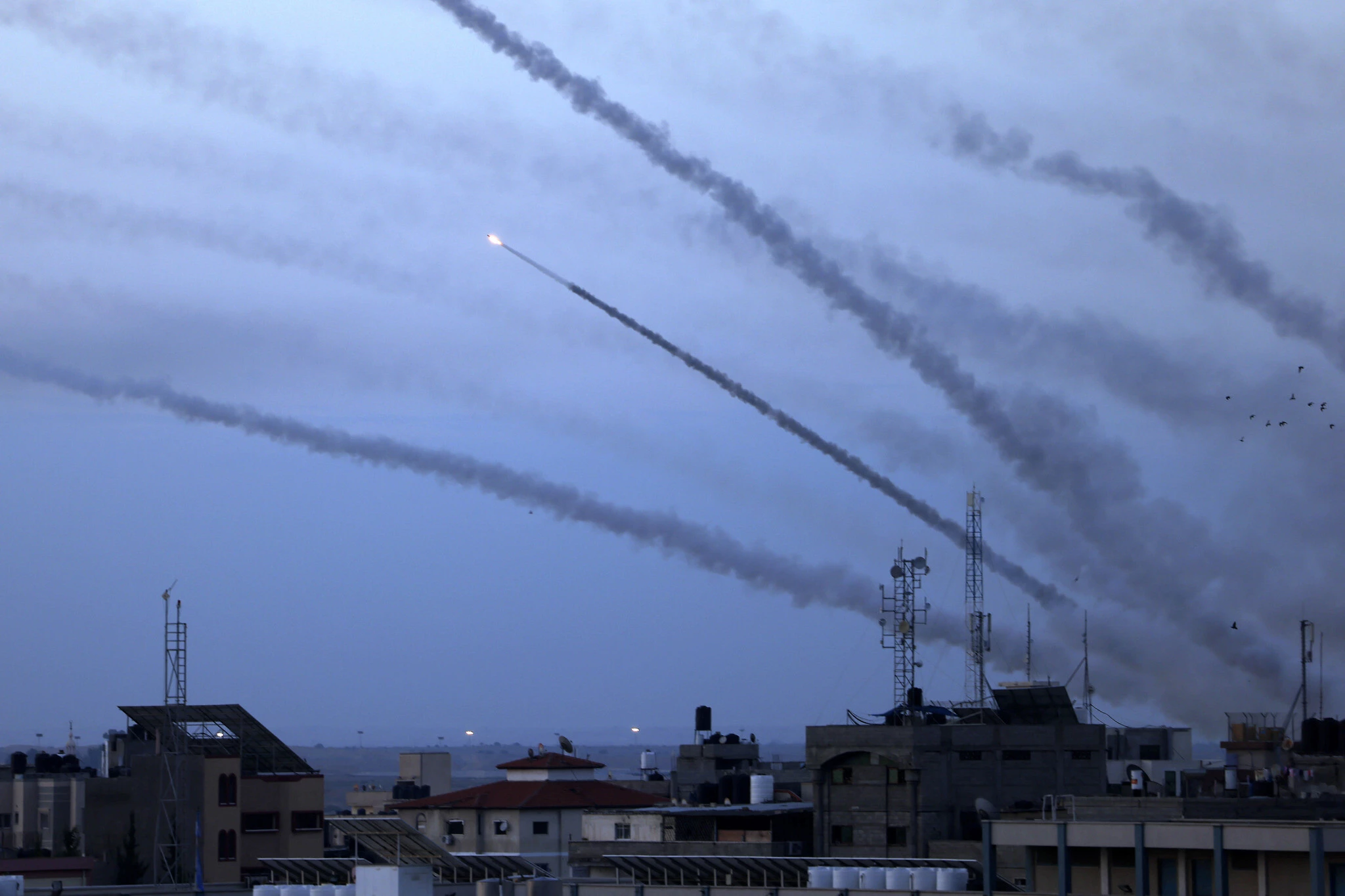Ataque sorpresa en Israel: mujer muere por cohetes y 15 heridos