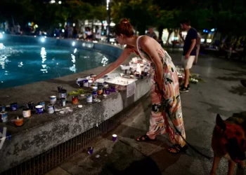 La gente se reúne y enciende velas para recordar a las víctimas israelíes del ataque terrorista sin precedentes de Hamás, en la plaza Dizengoff de Tel Aviv, el 13 de octubre de 2023. (Avshalom Sassoni/Flash90)