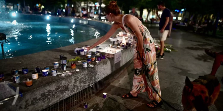 La gente se reúne y enciende velas para recordar a las víctimas israelíes del ataque terrorista sin precedentes de Hamás, en la plaza Dizengoff de Tel Aviv, el 13 de octubre de 2023. (Avshalom Sassoni/Flash90)