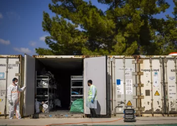 Los cuerpos de los israelíes muertos en un ataque sin precedentes de Hamás son reunidos para su identificación en una base militar en Ramla, Israel, 13 de octubre de 2023. (AP/Francisco Seco)
