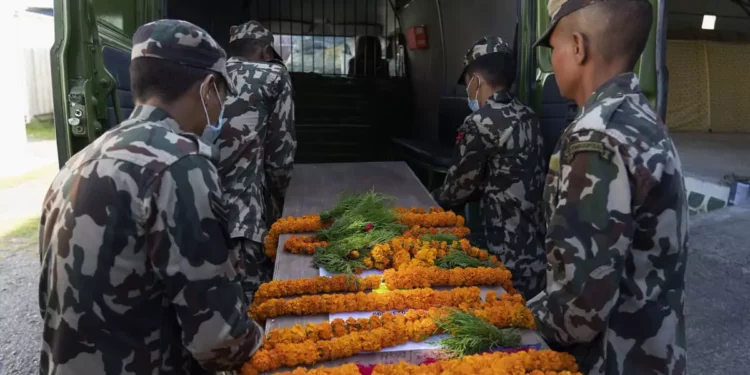 Llegan a Katmandú cuerpos de 3 nepalíes asesinados por Hamás