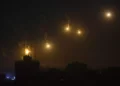 Bengalas de las FDI iluminan el cielo nocturno en el norte de la Franja de Gaza, 30 de octubre de 2023. (AP Photo/ Abed Khaled)