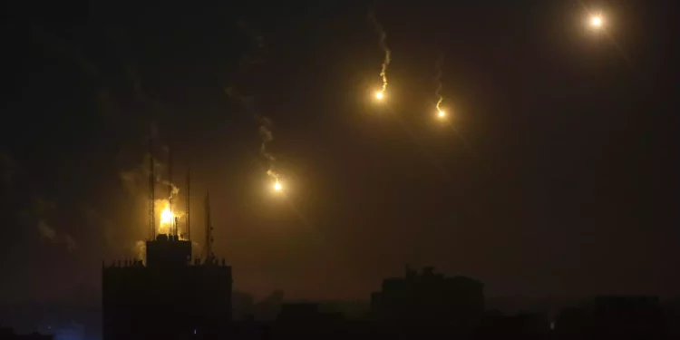 Bengalas de las FDI iluminan el cielo nocturno en el norte de la Franja de Gaza, 30 de octubre de 2023. (AP Photo/ Abed Khaled)