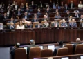 Legisladores asisten a una sesión plenaria en la Knesset en Jerusalén, el 16 de octubre de 2023. (Noam Revkin Fenton/Flash90)
