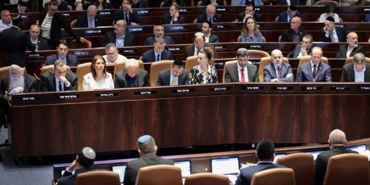 Legisladores asisten a una sesión plenaria en la Knesset en Jerusalén, el 16 de octubre de 2023. (Noam Revkin Fenton/Flash90)