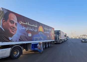Un convoy de camiones con suministros de ayuda para Gaza desde Egipto espera en la carretera principal del desierto de Ismailia, a unos 300 kilómetros al este de la frontera egipcia con la Franja de Gaza, de camino al paso fronterizo de Rafah, el 16 de octubre de 2023. (Khaled DESOUKI / AFP)