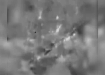 Las Fuerzas de Defensa de Israel publican un vídeo en el que se ve a los militares llevando a cabo un ataque con drones contra una célula terrorista que lanzaba morteros contra el norte de Israel el 18 de octubre de 2023. (Captura de pantalla/FDI)