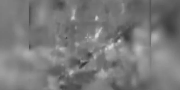 Las Fuerzas de Defensa de Israel publican un vídeo en el que se ve a los militares llevando a cabo un ataque con drones contra una célula terrorista que lanzaba morteros contra el norte de Israel el 18 de octubre de 2023. (Captura de pantalla/FDI)