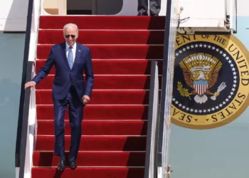 El presidente estadounidense Joe Biden llega al aeropuerto Ben Gurion, cerca de Tel Aviv, el 13 de julio de 2022. (Noam Revkin Fenton/Flash90)