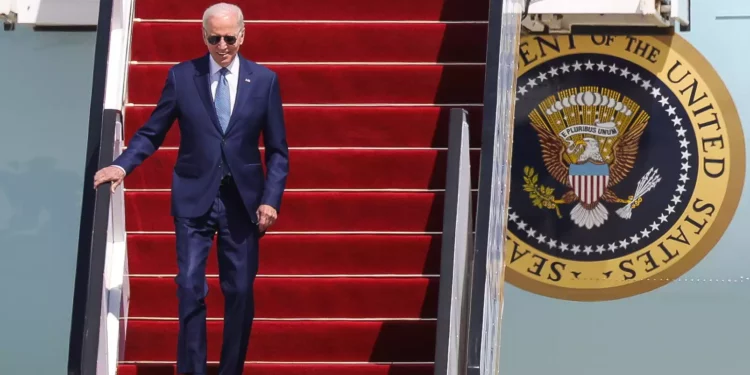 El presidente estadounidense Joe Biden llega al aeropuerto Ben Gurion, cerca de Tel Aviv, el 13 de julio de 2022. (Noam Revkin Fenton/Flash90)