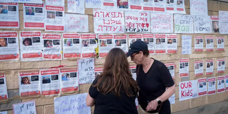Familiares de israelíes retenidos como rehenes por terroristas de Hamás en Gaza desde la infiltración asesina del grupo en Israel el 7 de octubre de 2023, protestan ante el Ministerio de Defensa en Tel Aviv. 14 de octubre de 2023. (Tomer Neuberg/FLASH90)
