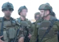 El jefe de la FAI, Mayor General Tomer Bar (derecha), habla con las tropas Shaldag en el sur de Israel, 14 de octubre de 2023. (Fuerzas de Defensa de Israel)