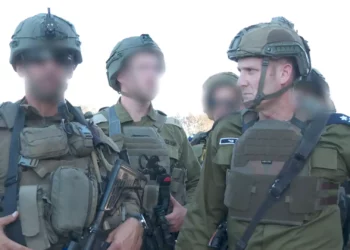 El jefe de la FAI, Mayor General Tomer Bar (derecha), habla con las tropas Shaldag en el sur de Israel, 14 de octubre de 2023. (Fuerzas de Defensa de Israel)