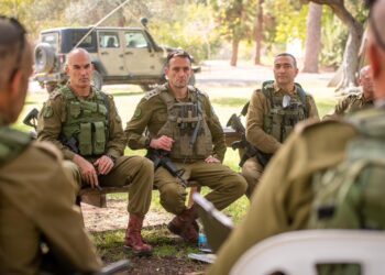 El Jefe de Estado Mayor de las FDI, Teniente General Herzi Halevi (centro), habla a los comandantes de la 146 División en el norte de Israel, 23 de octubre de 2023. (Fuerzas de Defensa de Israel)