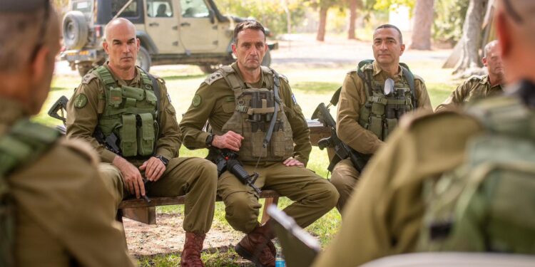 El Jefe de Estado Mayor de las FDI, Teniente General Herzi Halevi (centro), habla a los comandantes de la 146 División en el norte de Israel, 23 de octubre de 2023. (Fuerzas de Defensa de Israel)