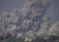 Se levanta humo tras un ataque aéreo israelí en la Franja de Gaza, visto desde el sur de Israel, 23 de octubre de 2023. (AP Photo/Ariel Schalit)