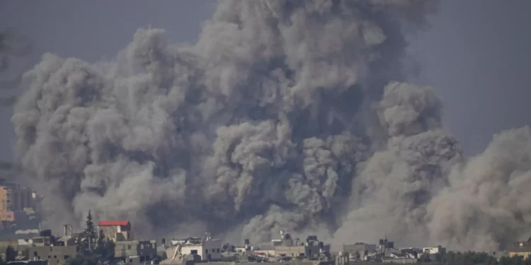 Se levanta humo tras un ataque aéreo israelí en la Franja de Gaza, visto desde el sur de Israel, 23 de octubre de 2023. (AP Photo/Ariel Schalit)