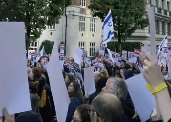 Miles en embajada de Qatar en Londres piden liberar a rehenes