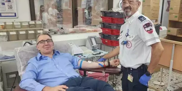Embajador británico dona sangre para ayudar a heridos de Israel