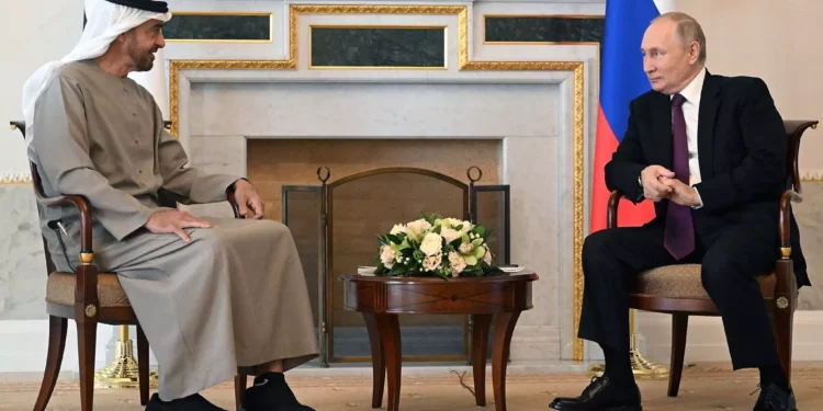 El presidente ruso, Vladímir Putin, a la derecha, y el presidente de los Emiratos Árabes Unidos, el jeque Mohamed bin Zayed Al Nahyan, conversan durante su reunión en San Petersburgo, Rusia, el 11 de octubre de 2022. (Pavel Bednyakov, Sputnik, Kremlin Pool Photo vía AP)