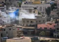 Vehículos del ejército israelí vistos durante una redada militar en la ciudad cisjordana de Tulkarm el 19 de octubre de 2023. (Nasser Ishtayeh/Flash90)