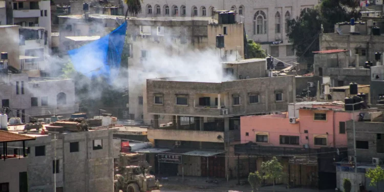 Vehículos del ejército israelí vistos durante una redada militar en la ciudad cisjordana de Tulkarm el 19 de octubre de 2023. (Nasser Ishtayeh/Flash90)