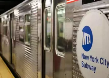Mujer israelí golpeada en la cara en el metro de Nueva York
