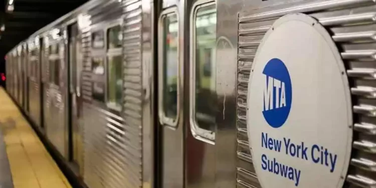 Mujer israelí golpeada en la cara en el metro de Nueva York
