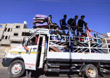 Un camión transporta a una familia palestina y sus pertenencias a Khan Yunis, en el sur de la Franja de Gaza, el 15 de octubre de 2023. (MAHMUD HAMS / AFP)