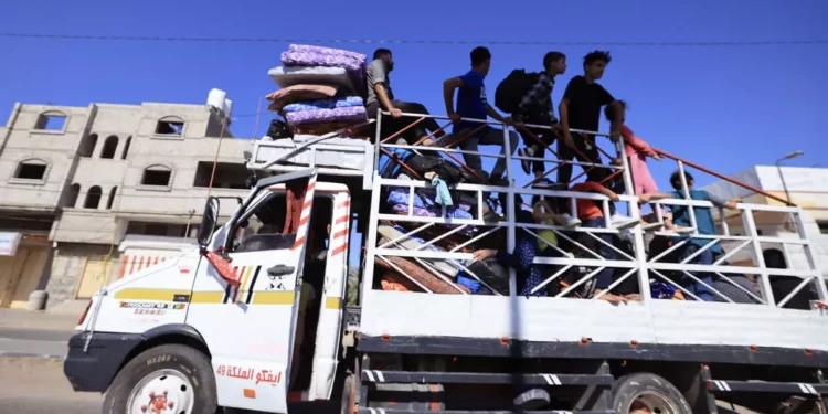 Un camión transporta a una familia palestina y sus pertenencias a Khan Yunis, en el sur de la Franja de Gaza, el 15 de octubre de 2023. (MAHMUD HAMS / AFP)