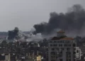 El humo se eleva tras los ataques aéreos israelíes sobre la ciudad de Gaza, sábado 21 de octubre de 2023. (AP Photo/Abed Khaled)