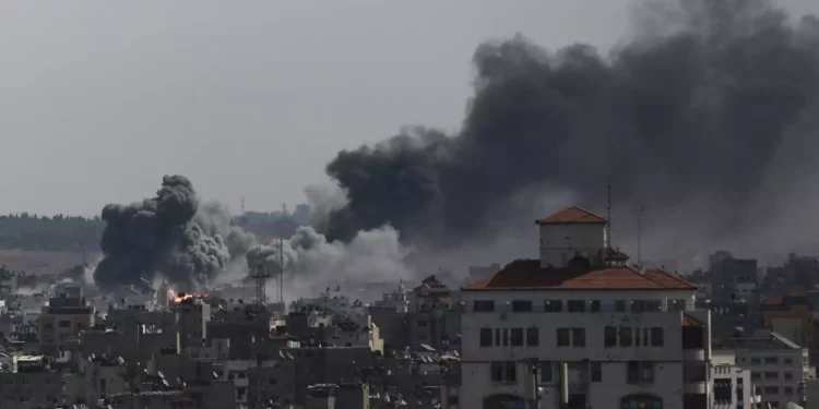 El humo se eleva tras los ataques aéreos israelíes sobre la ciudad de Gaza, sábado 21 de octubre de 2023. (AP Photo/Abed Khaled)