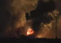 Sale humo de las explosiones causadas por ataques aéreos israelíes en el norte de la Franja de Gaza, 27 de octubre de 2023. (AP Photo/Abed Khaled)