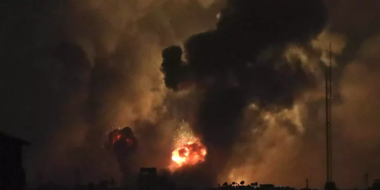 Sale humo de las explosiones causadas por ataques aéreos israelíes en el norte de la Franja de Gaza, 27 de octubre de 2023. (AP Photo/Abed Khaled)