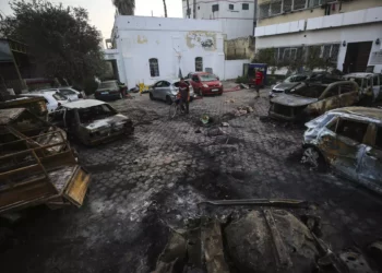 Palestinos comprueban el lugar de una explosión en el hospital al-Ahli, en la ciudad de Gaza, 18 de octubre de 2023. (AP/Abed Khaled)