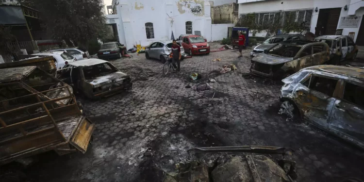 Palestinos comprueban el lugar de una explosión en el hospital al-Ahli, en la ciudad de Gaza, 18 de octubre de 2023. (AP/Abed Khaled)