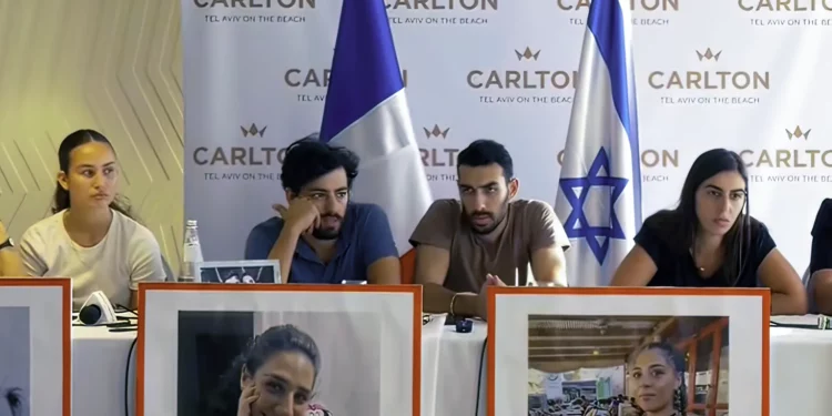 Familias de franceses rehenes en Gaza exigen a Macron solución