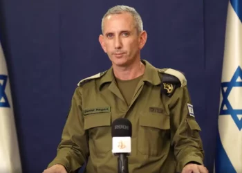 El portavoz de las FDI, contralmirante Daniel Hagari, hace una declaración el 17 de octubre de 2023 en la que afirma que el grupo terrorista palestino Yihad Islámica es responsable del lanzamiento de un cohete que impactó en un hospital de la Franja de Gaza y causó centenares de muertos. (Captura de pantalla)