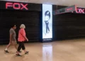 La gente camina junto a una tienda de ropa Fox cerrada en Dizengoff Center, Tel Aviv, 24 de julio de 2023 (Avshalom Sassoni/FLASH90)