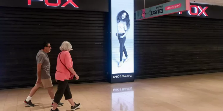 La gente camina junto a una tienda de ropa Fox cerrada en Dizengoff Center, Tel Aviv, 24 de julio de 2023 (Avshalom Sassoni/FLASH90)