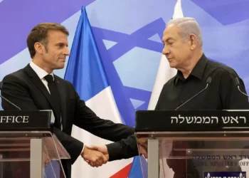 El primer ministro Benjamin Netanyahu (d) estrecha la mano del presidente francés Emmanuel Macron (i) mientras celebran una rueda de prensa conjunta en Jerusalén el 24 de octubre de 2023. (Fotografía de Christophe Ena / POOL / AFP)