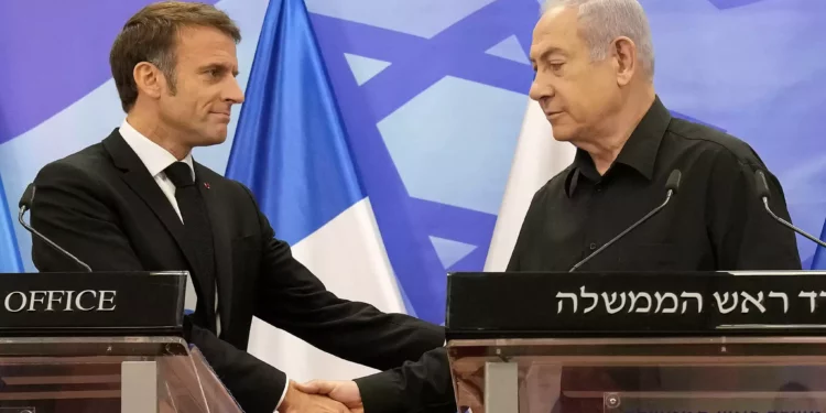 El primer ministro Benjamin Netanyahu (d) estrecha la mano del presidente francés Emmanuel Macron (i) mientras celebran una rueda de prensa conjunta en Jerusalén el 24 de octubre de 2023. (Fotografía de Christophe Ena / POOL / AFP)