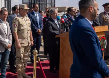 El secretario general de la ONU, Antonio Guterres (C), da una rueda de prensa en el lado egipcio del paso fronterizo de Rafah, en la frontera con Gaza Stirp, el 20 de octubre de 2023. (Foto de Ali Moustafa / AFP)