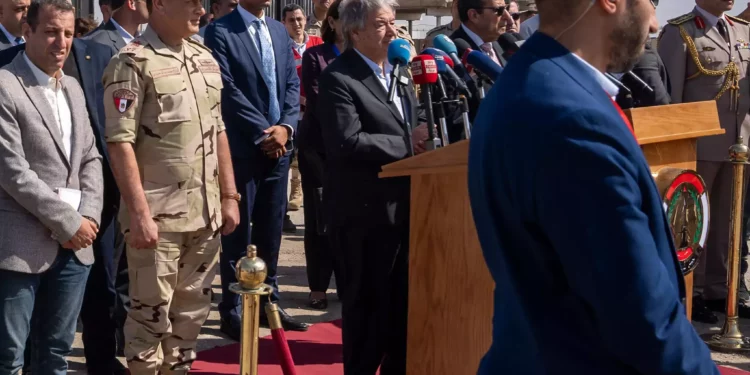 El secretario general de la ONU, Antonio Guterres (C), da una rueda de prensa en el lado egipcio del paso fronterizo de Rafah, en la frontera con Gaza Stirp, el 20 de octubre de 2023. (Foto de Ali Moustafa / AFP)