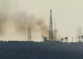 El humo se eleva desde una posición del ejército israelí que fue atacada por el grupo terrorista Hezbolá, como se ve desde la aldea de Tair Harfa, en el sur del Líbano, el 18 de octubre de 2023. (Foto AP/Hussein Malla)