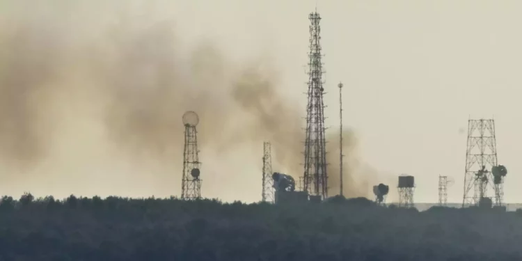 El humo se eleva desde una posición del ejército israelí que fue atacada por el grupo terrorista Hezbolá, como se ve desde la aldea de Tair Harfa, en el sur del Líbano, el 18 de octubre de 2023. (Foto AP/Hussein Malla)