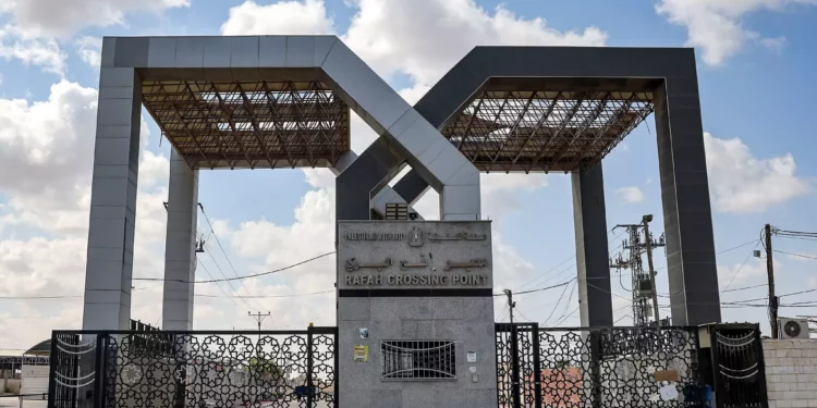 Esta foto tomada el 19 de octubre de 2023 muestra la puerta cerrada del paso fronterizo de Rafah con Egipto, en el sur de la Franja de Gaza. (Mohammed Abed/AFP)