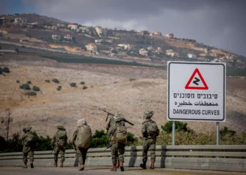 Soldados israelíes patrullan cerca de la frontera con Líbano, norte de Israel, 19 de octubre de 2023. (David Cohen/Flash90)