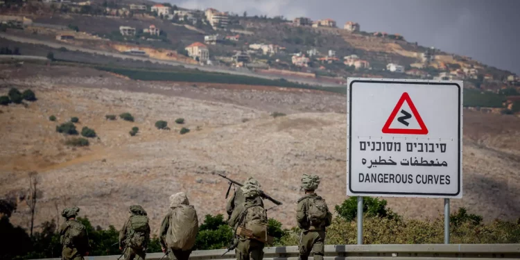 Soldados israelíes patrullan cerca de la frontera con Líbano, norte de Israel, 19 de octubre de 2023. (David Cohen/Flash90)